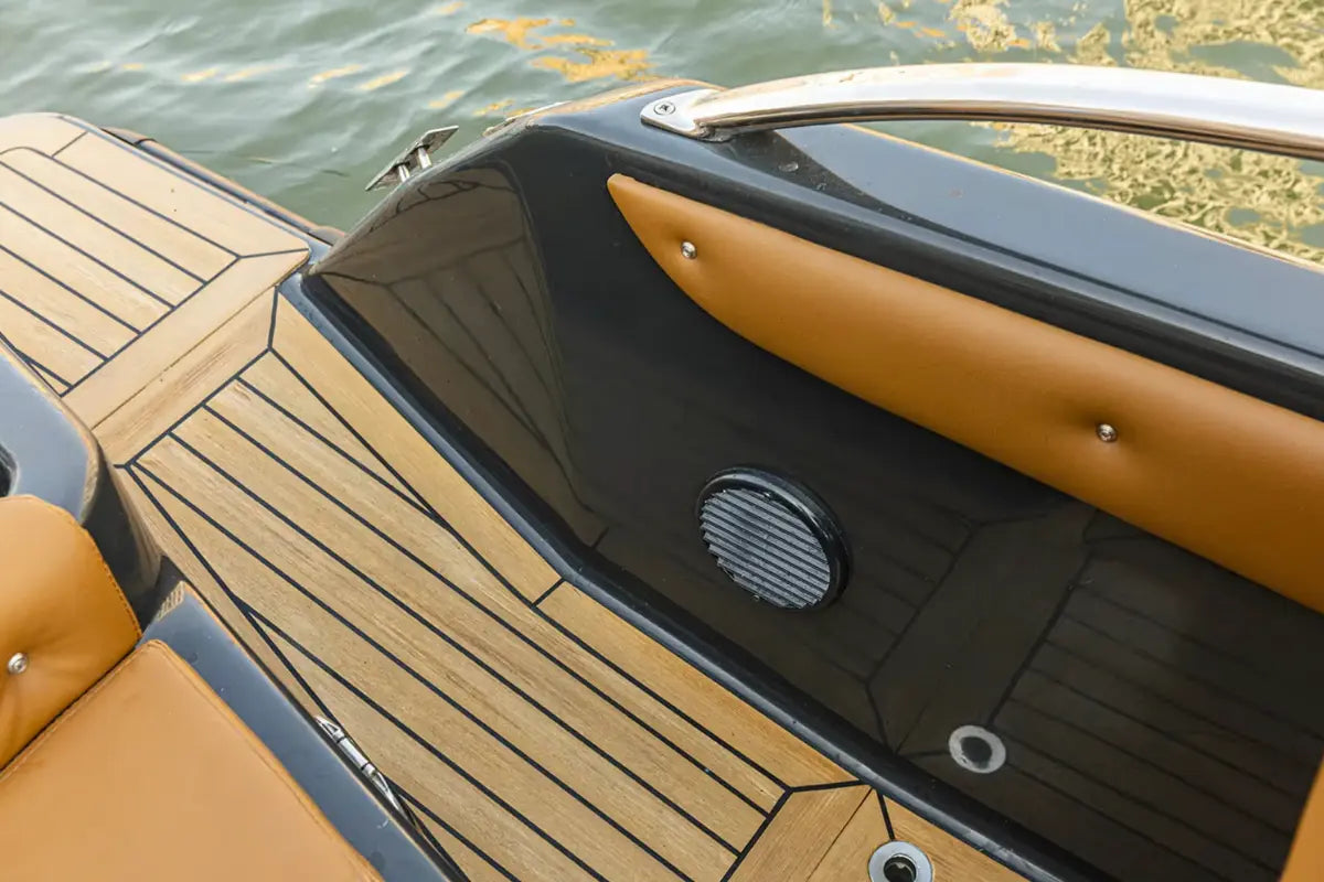 magonis_wave_e550_electric_boat_closeup_interior