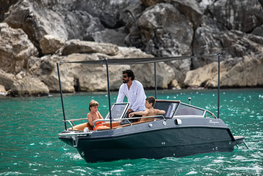 magonis_wave_e550_electric_boat_cruising