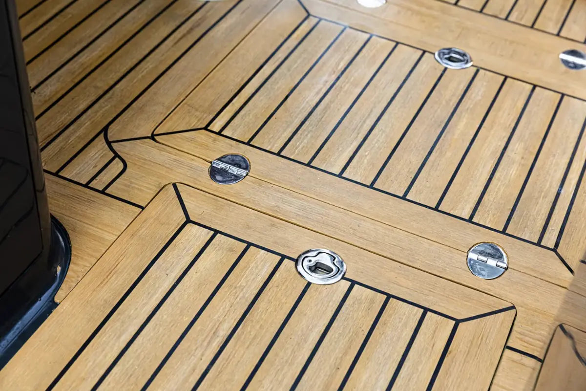 magonis_wave_e550_electric_boat_deck_closeup