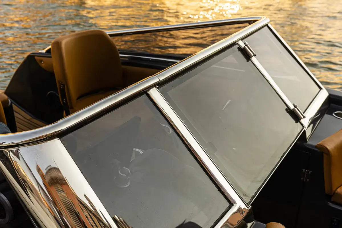 magonis_wave_e550_electric_boat_windshield