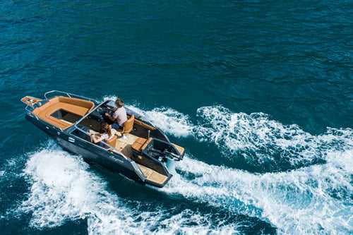 magonis_wave_e550_electric_day_boat_on_water