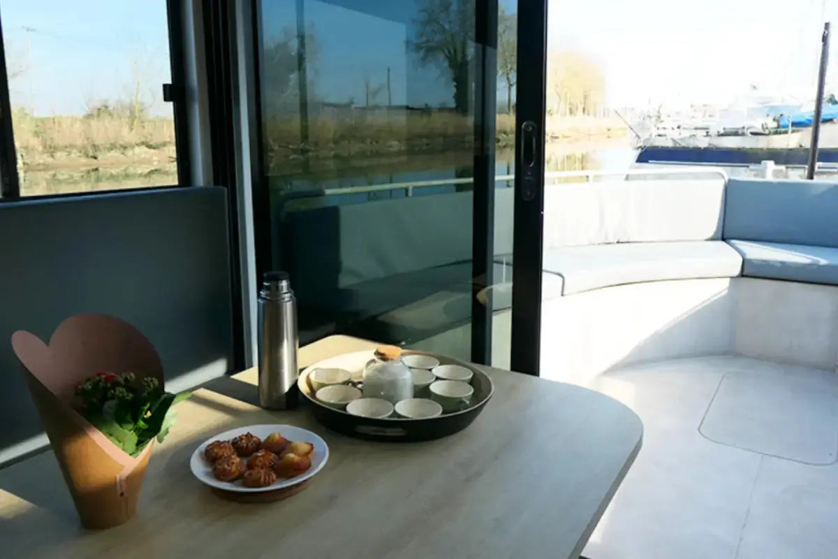 naviwatt_zenriver_electric_boat_interior_deck