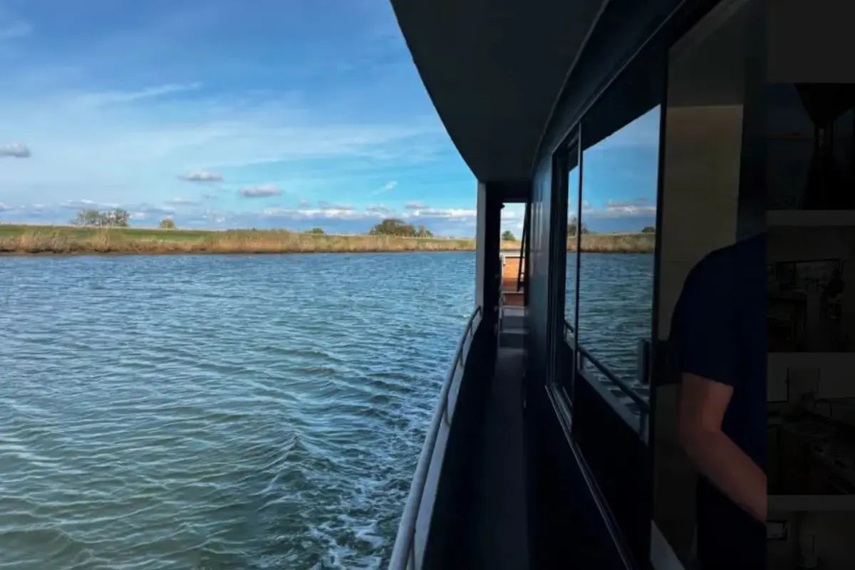 naviwatt_zenriver_electric_house_boat_side_view