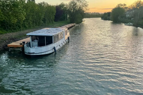 naviwatt_zenriver_electric_river_cruise_boat_docked