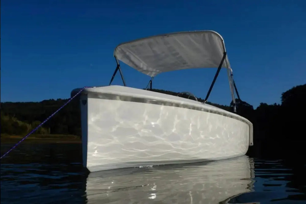 silennis_s010_electric_boat_on_the_water