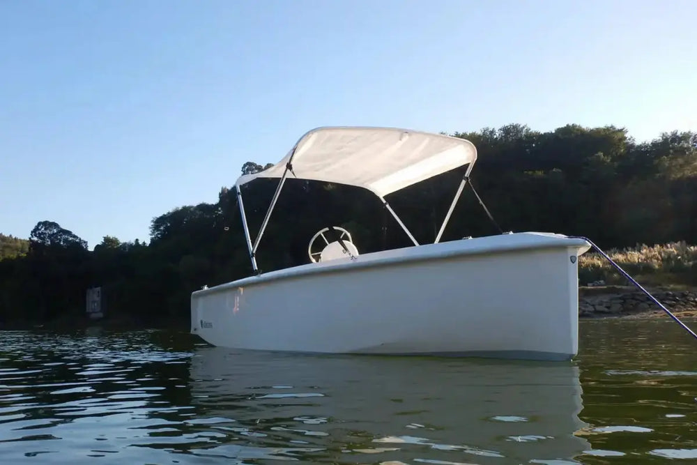 silennis_s010_electric_boat_on_the_water_starboard
