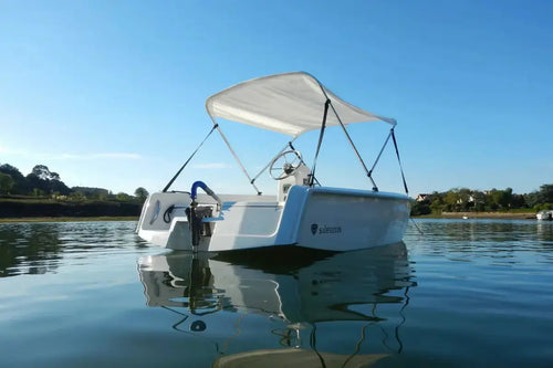 silennis_s010_electric_boat_on_the_water_stern