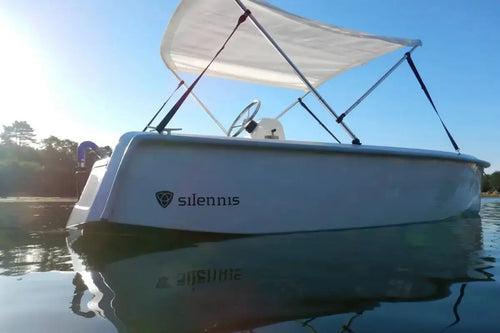 silennis_s010_electric_day_boat_on_the_water