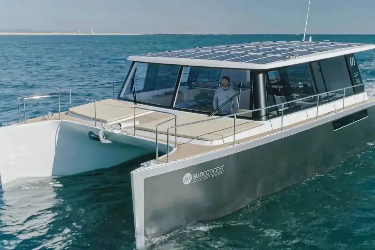 sun_concept_cat12_cruise_electric_boat_cruising_in_ocean