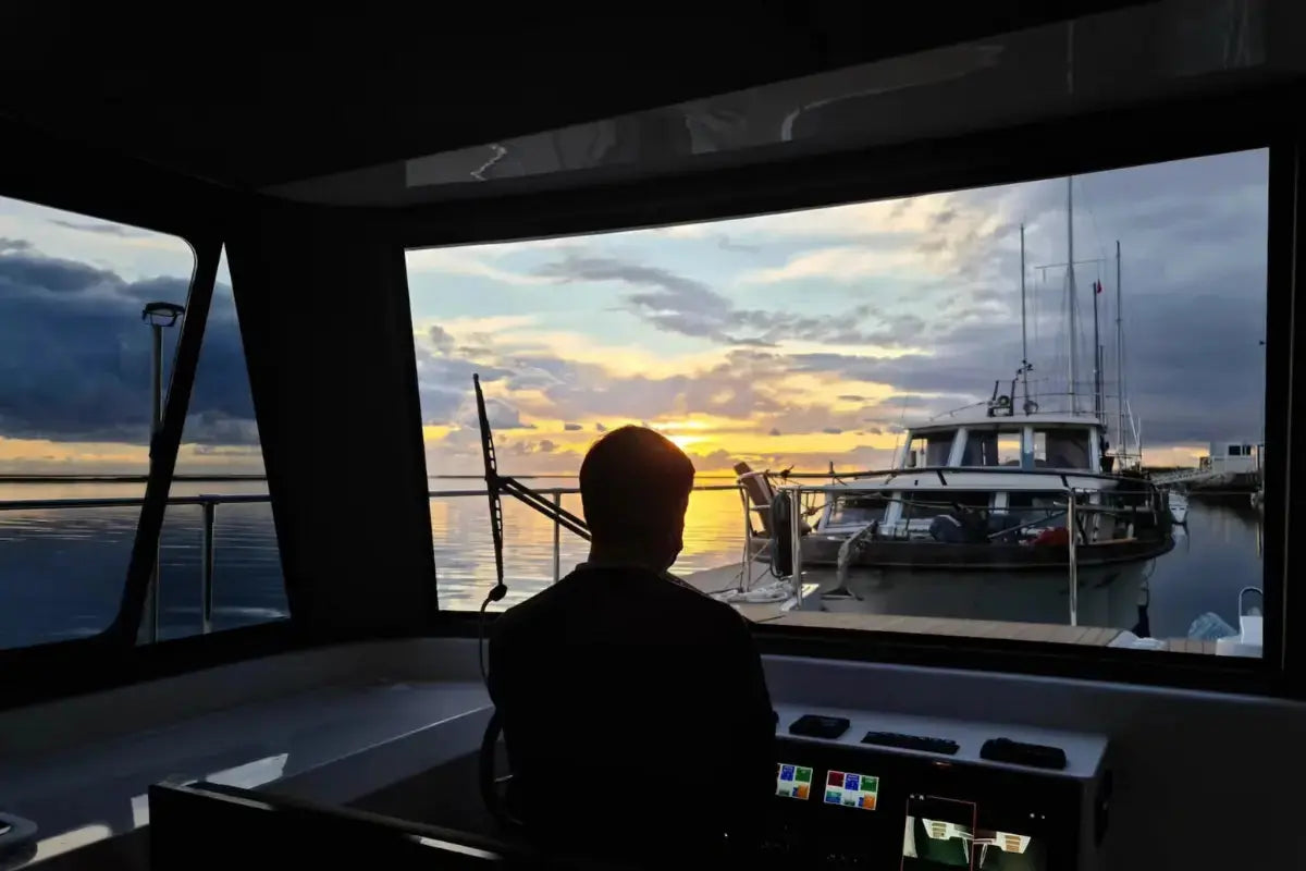 sun_concept_cat12_cruise_electric_boat_helm