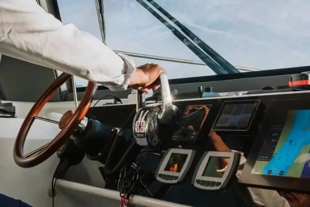 sun_concept_cat_12_lounge_electric_boat_helm