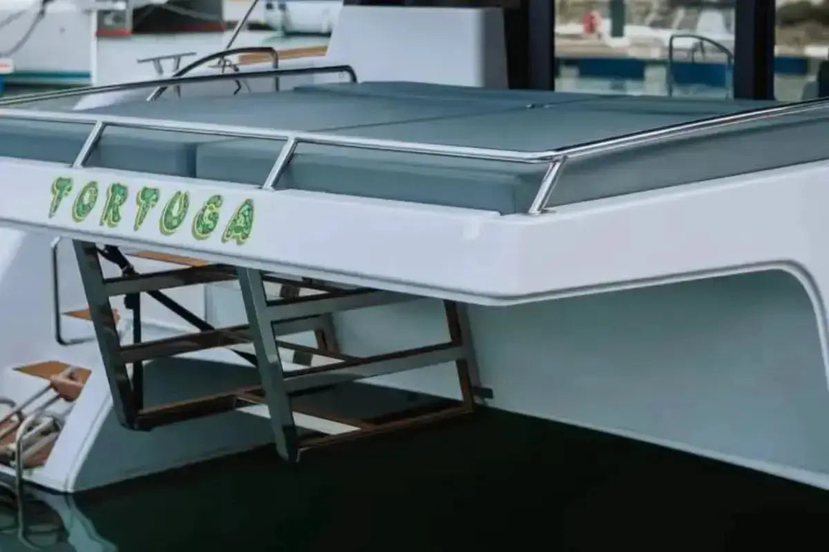 sun_concept_cat_12_lounge_electric_boat_stern