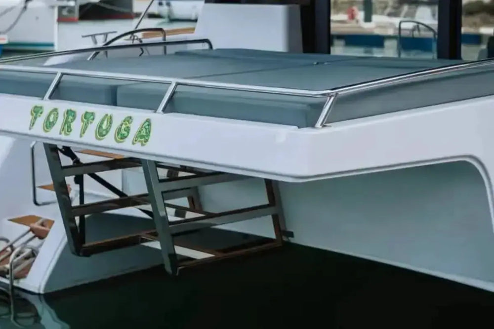 sun_concept_cat_12_lounge_electric_boat_stern