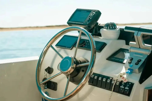 sun_concept_evo_7_cruise_electric_boat_helm