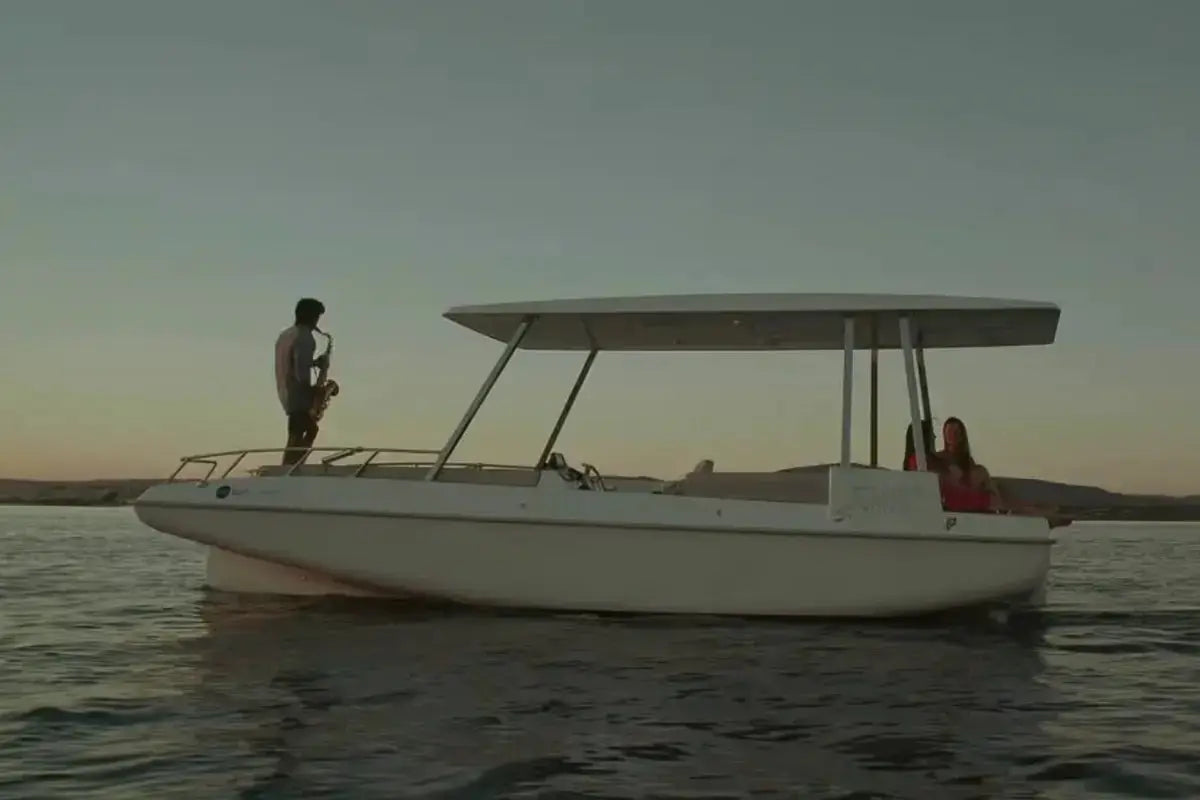 sun_concept_evo_7_cruise_electric_boat_on_the_water