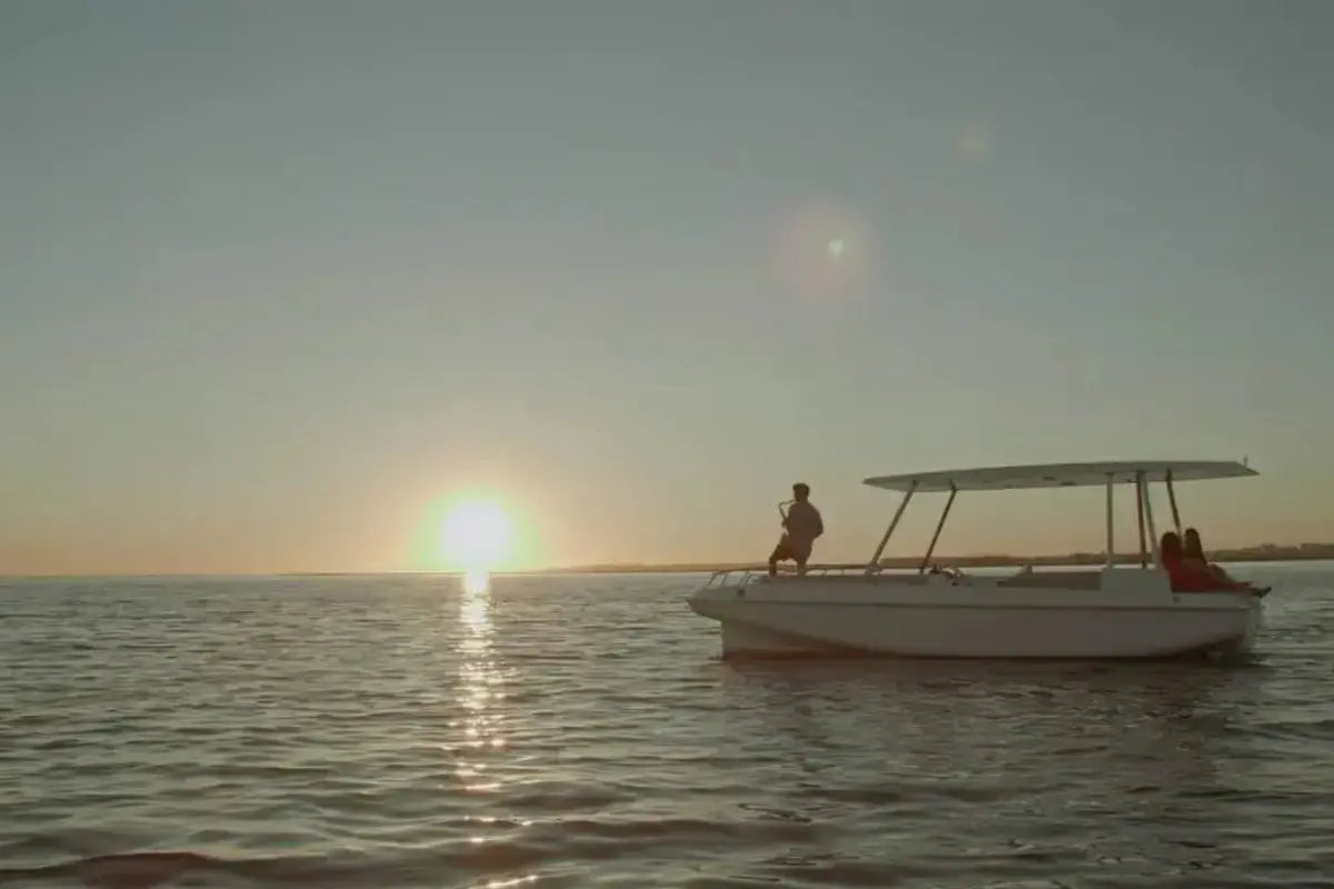 sun_concept_evo_7_cruise_electric_boat_on_water