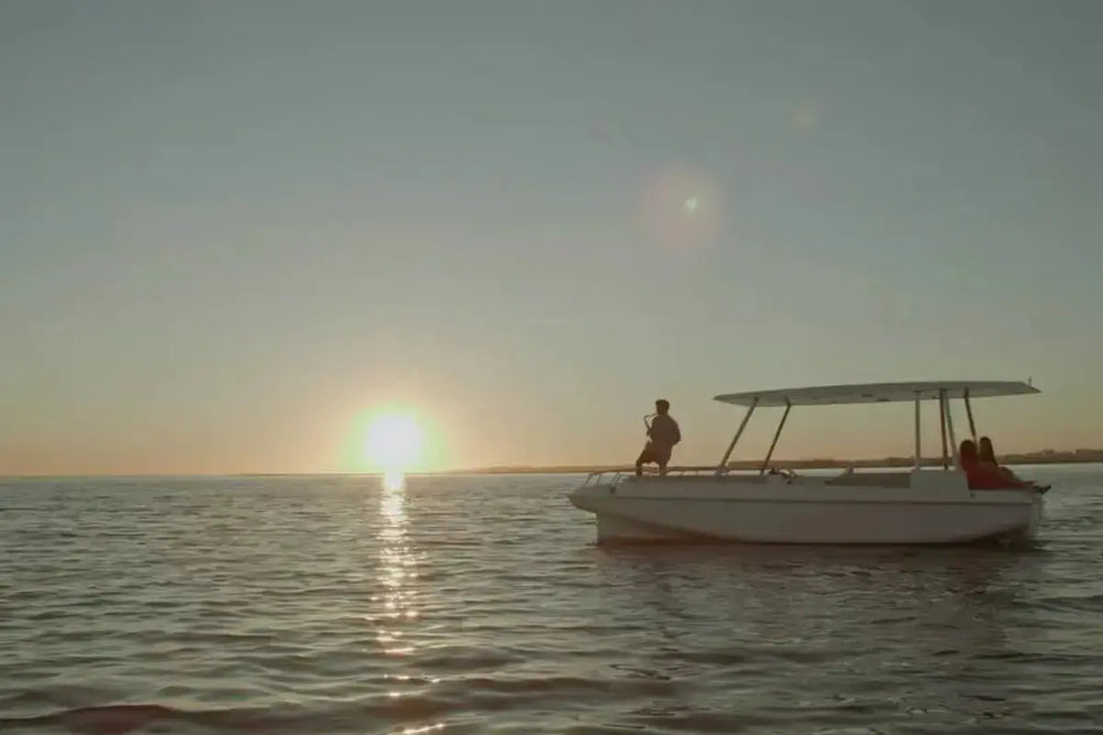 sun_concept_evo_7_cruise_electric_boat_on_water