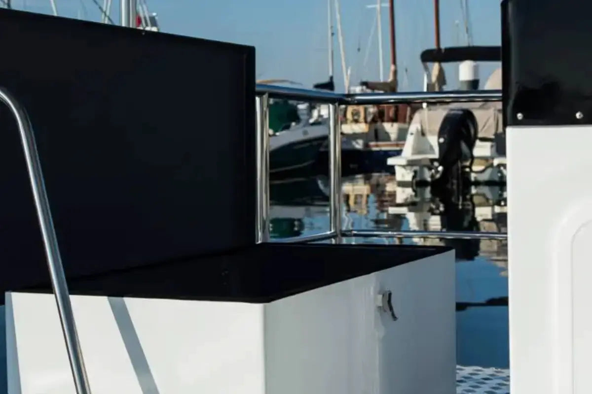 sun_concept_pro_9.0_oyster_electric_boat_storage