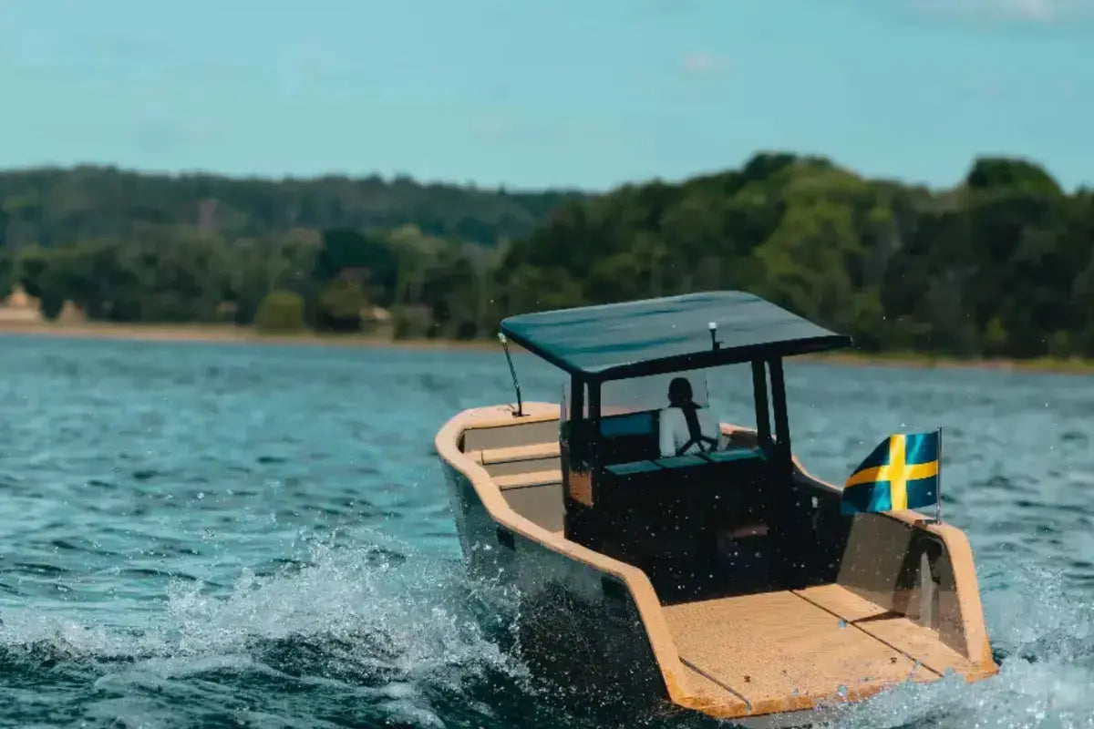 x_shore_eelex_8000_electric_boat_on_the_water