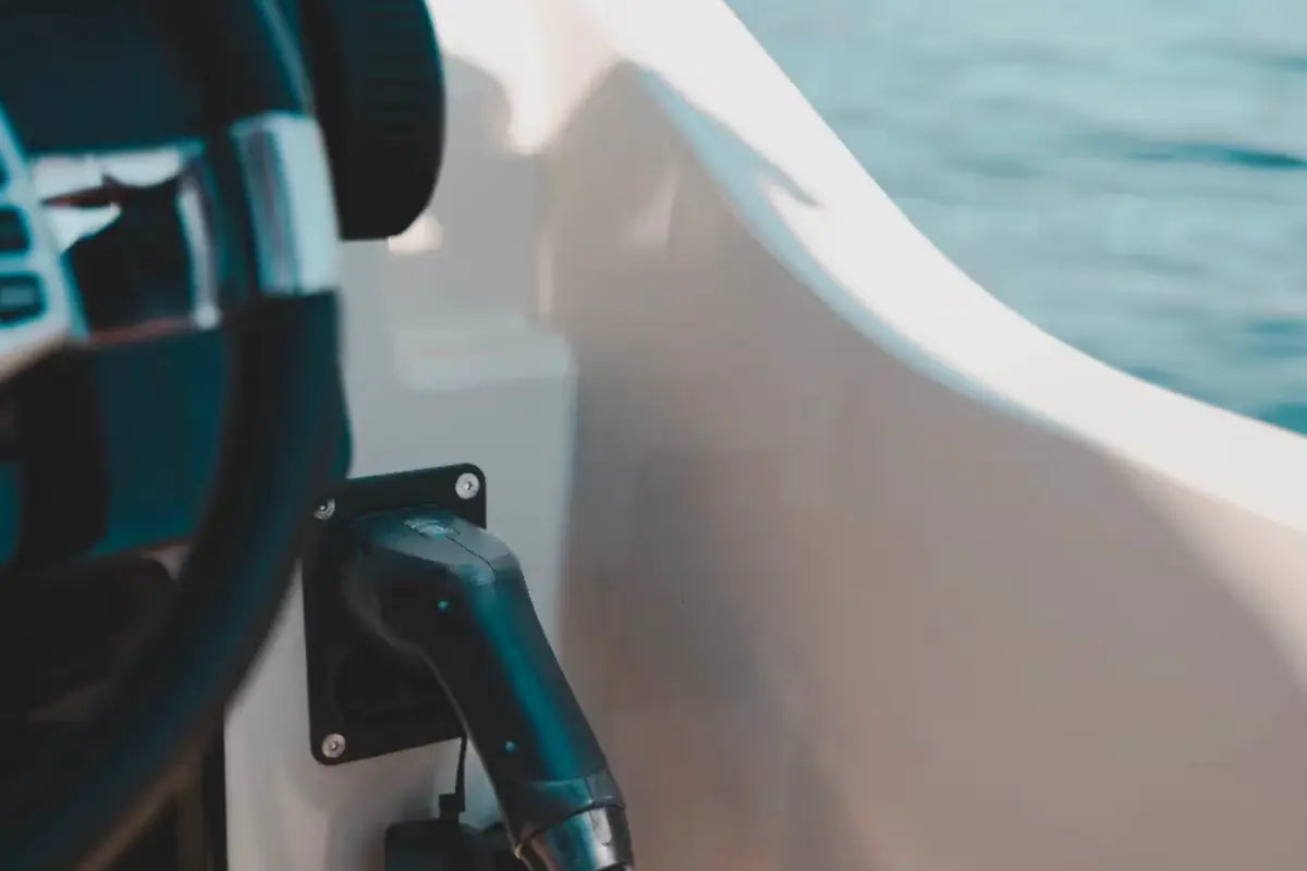 x_shore_x_shore_1_electric_boat_charging