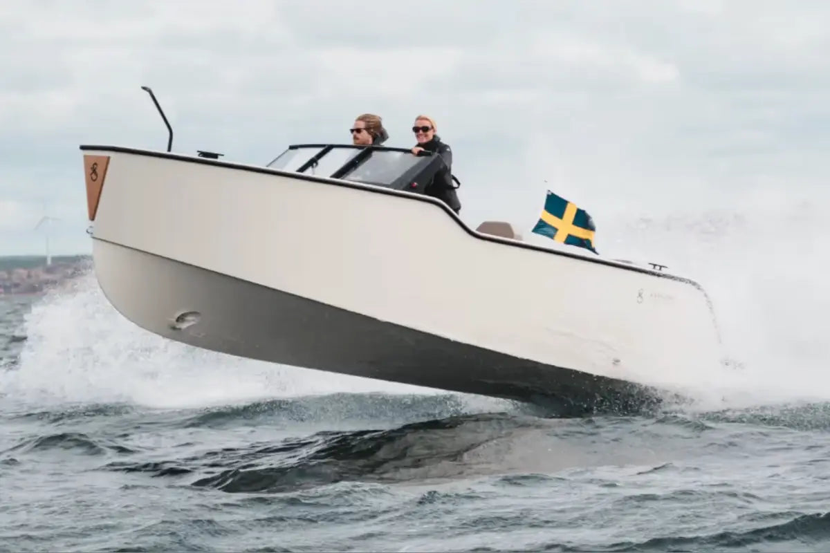 x_shore_x_shore_1_electric_boat_high_speeds