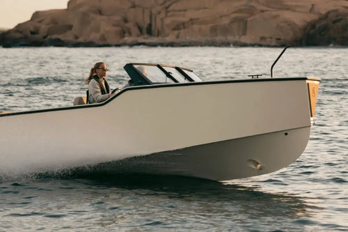 x_shore_x_shore_1_electric_boat_on_water